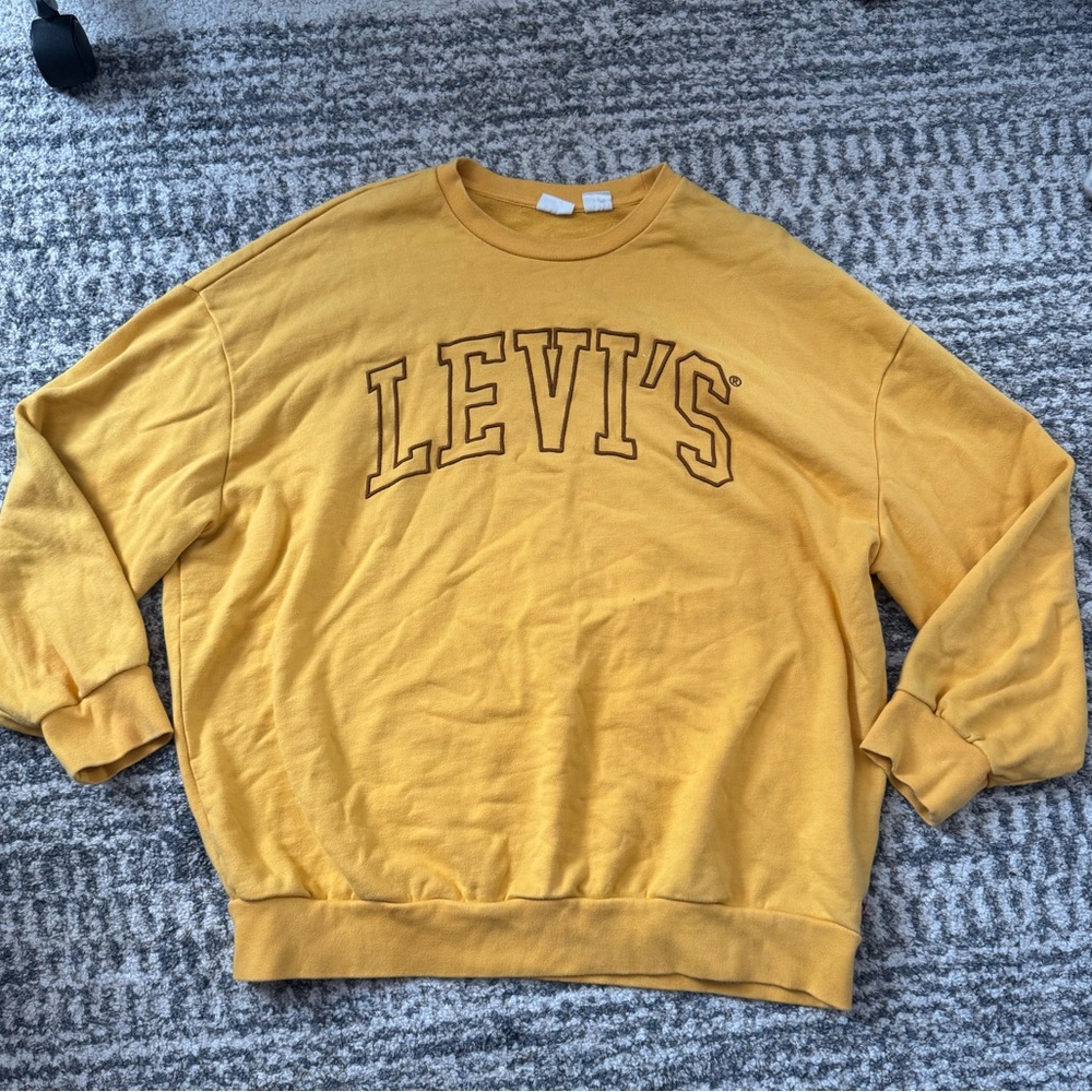 vintage yellow levi’s crewneck